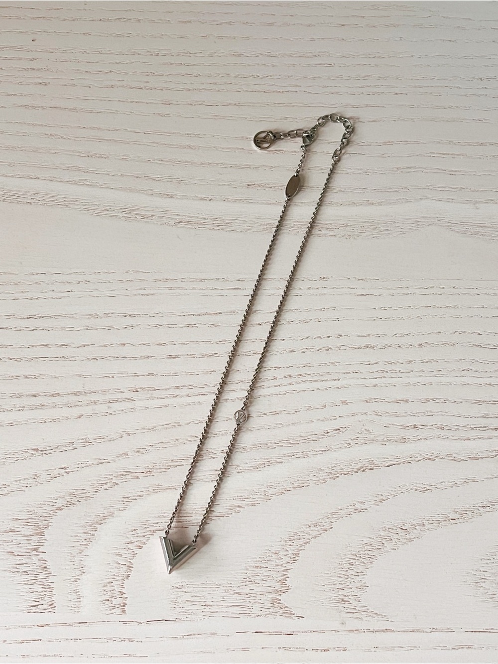 LV Essential V Silver Supple Necklace